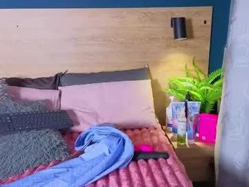 sarahmiler_ — GOAL: Rub my pussy under my pantyhose  [88 tokens remaining] Welcome let's enjoy together #heels #fuckmachine #pantyhose #squirt #anal