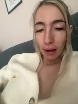 Offline BarbieBlondieGirl on StripChat