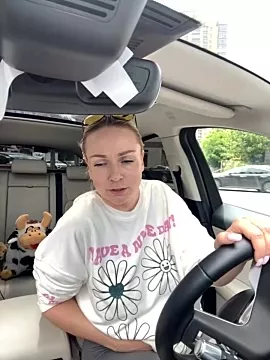 Offline Bondgirl_013 on StripChat