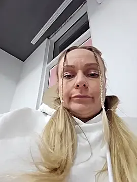 Offline Bondgirl_013 on StripChat