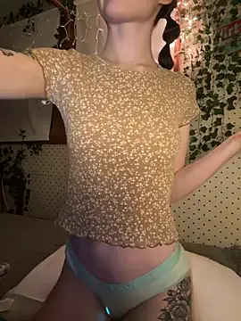 Offline dreamteemergirl on StripChat