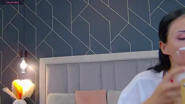 Freechat EmyLaveau on StripChat