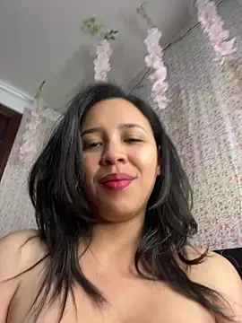 Esmerald_1111 on StripChat