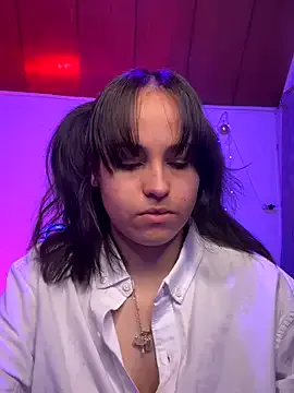 Eymmy_24 on StripChat