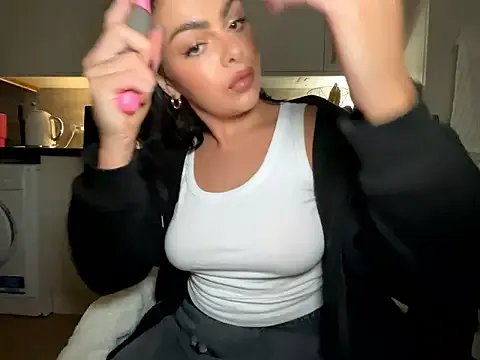 FrancescaXO — Flash those big tits 