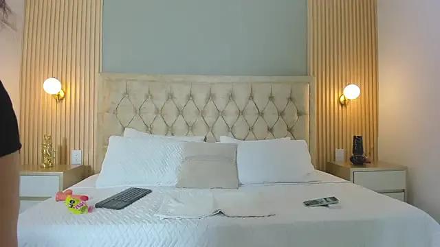 Hera_goddesss — wet my pussy with oil and masturbate