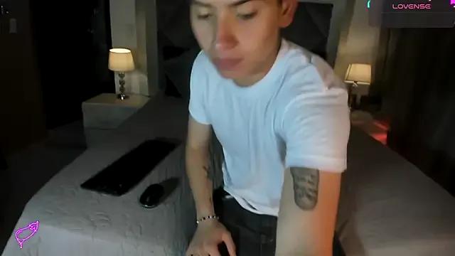 Freechat kinkypetite1 on StripChat