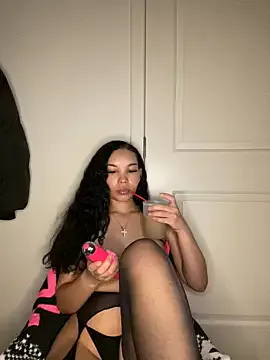 nikkiloveee on StripChat