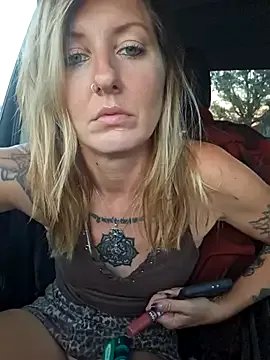 SheIsSomething on StripChat