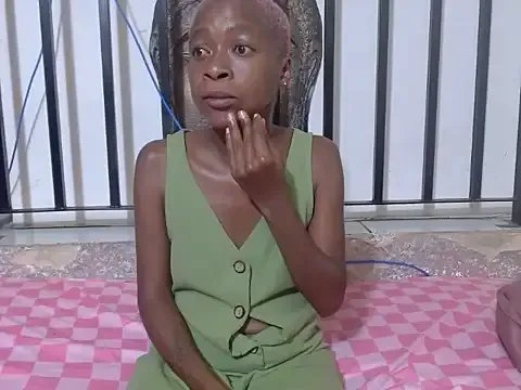 Freechat slenderbee2005 on StripChat