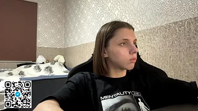 TeraHoman — show underboobs