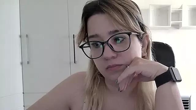Photos of amooraaamoon from StripChat is Freechat