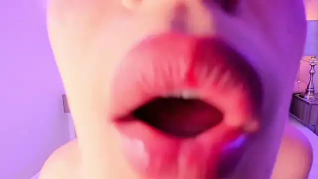 AngelGloow from StripChat is Freechat