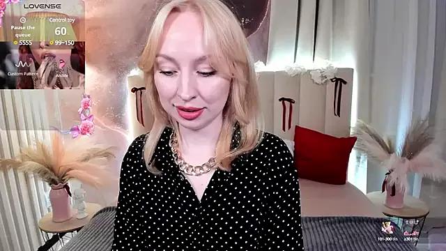 BellaHennss from StripChat