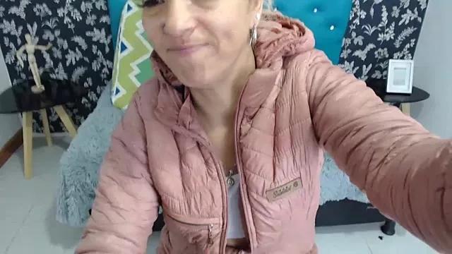 BellaParis from StripChat