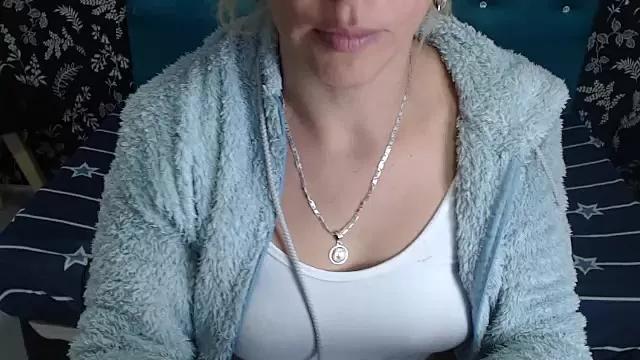 BellaParis from StripChat