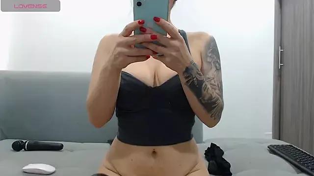 HallyHot_ webcams show profile image 