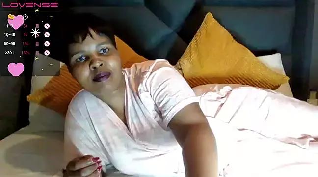 Honeybae82x from StripChat is Freechat