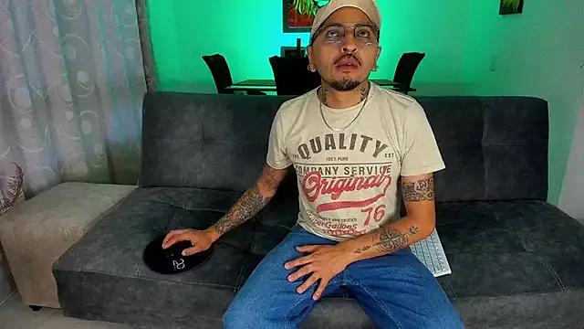 Juanselatinboy from StripChat is Freechat