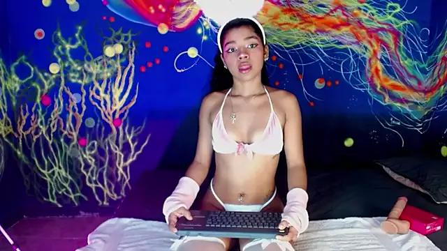 lucie_petite from StripChat is Freechat