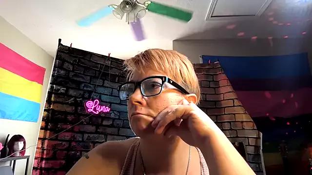 Luna1984 from StripChat is Freechat