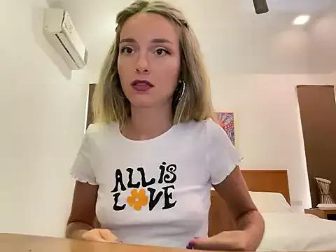 SirenaBelle from StripChat is Freechat