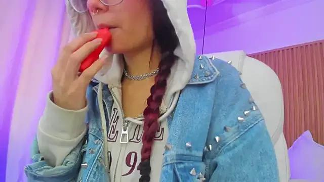 sophiecherry_ from StripChat is Freechat